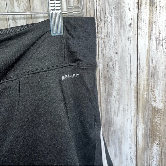 Nike Black & White Straight Tennis Skort - Picture 4 of 5